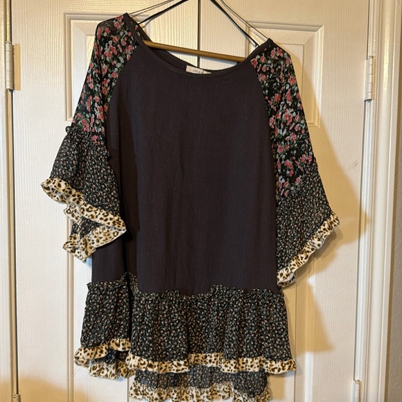 Umgee Tops - Beautiful top. Adorable sleeves. Boutique purchase. Size XL